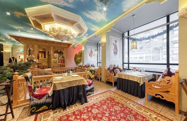 Moskau / russland - dezember 2014. das interieur des deluxe restaurants usbekischer küche - babay club im orientalischen stil. — Stockfoto