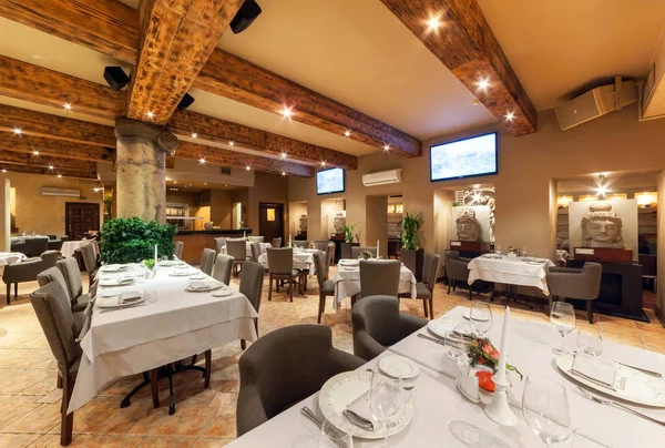 MOSCÚ / RUSIA - ENERO 2015 Restaurante paquistaní "Gandhara". El interior moderno decorado con réplicas de estatuas antiguas . —  Fotos de Stock