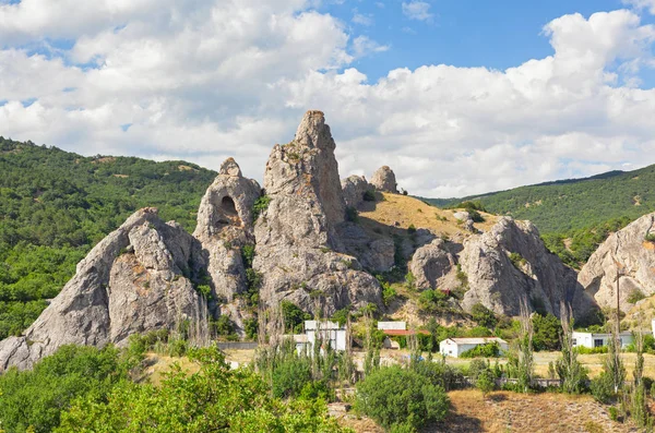 Bir grotto alışılmadık bir biçimle dağıdır