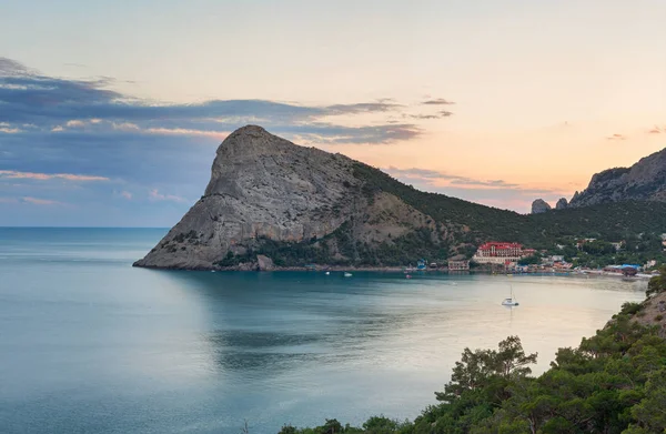 Büyük burun denize yakın tatil beldesi batımında Bay içinde. Cape Chyken Yarımadası, Kırım, resort Noviy Svet