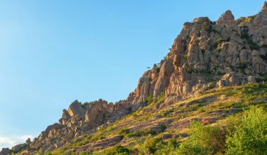 Rüzgar ve yağmur, etkisi altında şafakta oluşmuş kayaçların alışılmadık küme