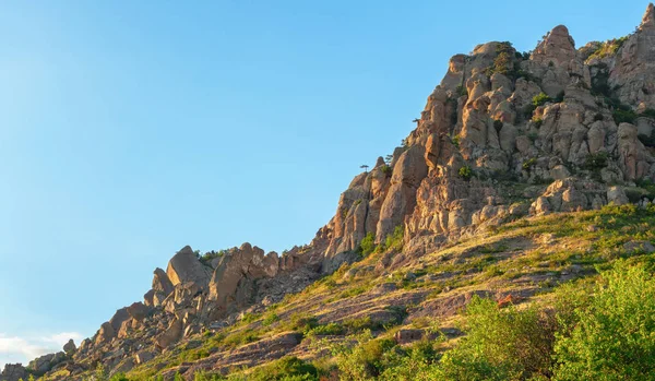 Rüzgar ve yağmur, etkisi altında şafakta oluşmuş kayaçların alışılmadık küme