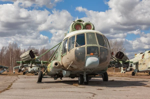 Helicóptero de transporte militar ruso abandonado —  Fotos de Stock