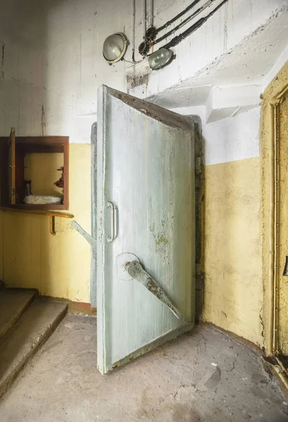 Schwere Stahltür im alten sowjetischen Luftschutzbunker — Stockfoto