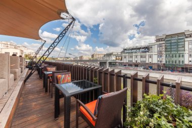 Moskova - Temmuz 2013: Bir yaz teras modern restoranın Shakti Moskova merkezinde bakan teras içinin.