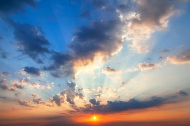 Günbatımı güneş ışınları ile. Renkli bulanıklık gökyüzü güneş arka plan ile. Güneş