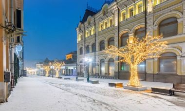 Noel ve yeni yıl karla kaplı street için dekore edilmiş