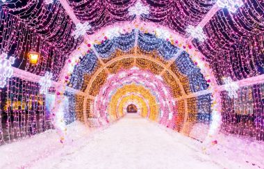 Noel oyuncaklar ve şenlikli ışıkları ile Noel ve yeni yıl dekoratif tüneli için dekore edilmiş