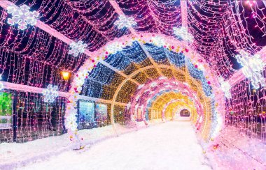 Noel oyuncaklar ve şenlikli ışıkları ile Noel ve yeni yıl dekoratif tüneli için dekore edilmiş