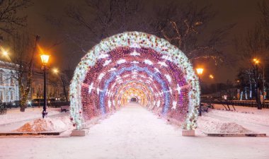 Parlayan dekoratif tünel girişine Noel oyuncaklar ve Noel ve yeni yıl öznitelikleri ile dekore edilmiş