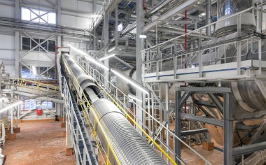 Kimyasallar için dev endüstriyel taşıyıcı ve bir kimya fabrikasında amonyum nitrat.