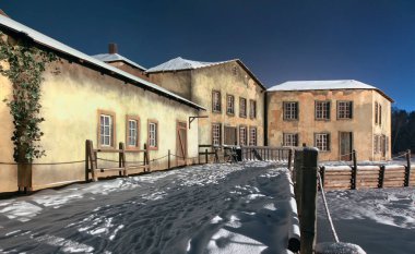 Ortaçağ köyünün karıyla kaplı ahşap set.