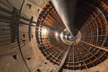 Boş tünel Metro yapım aşamasında. Tavan metro tünel altında büyük geçici havalandırma boru