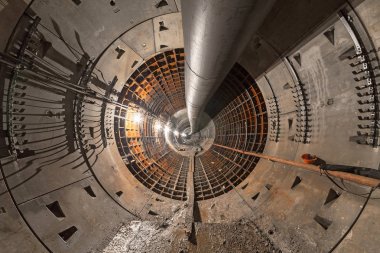 Boş metro tünel yapım aşamasında. Tavan altında büyük geçici havalandırma boru.