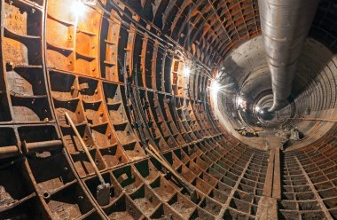 Boş Metro'ya yapım aşamasında. Tavan altında büyük geçici havalandırma boru.