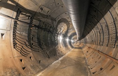 Boş Metro'ya yapım aşamasında. Tavan altında büyük geçici havalandırma boru.