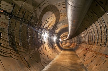 Boş Metro'ya yapım aşamasında. Tavan altında büyük geçici havalandırma boru.
