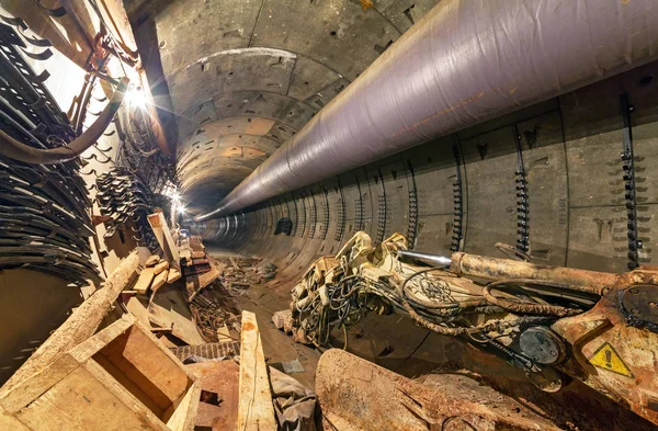 Nşaat Çöp Kova Insanlar Olmadan Metro Tüneli Nde Inşaat Malzemeleri — Stok fotoğraf
