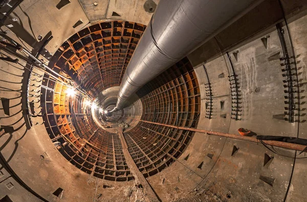 Pusty Tunelu Budowie Metro Tymczasowe Wentylacji Dużych Rur Pod Sufitem — Zdjęcie stockowe