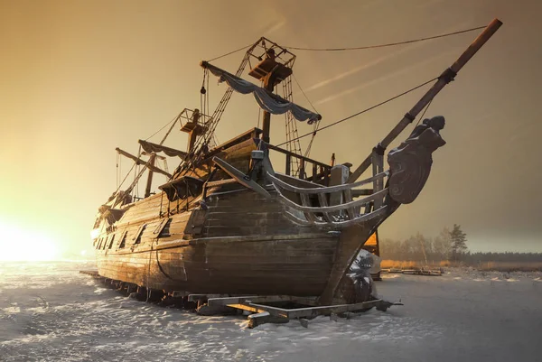 Oldtimer Holzsegelschiffnacht Auf Dem Schnee Feld Stockbild