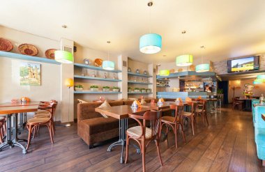 Moskova - Ağustos 2014: Küçük bir modern rahat kafe - 