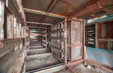 Kırık ve paslı eski ekipman bir terk edilmiş tekstil fabrikası