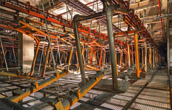 Een oude reus transportband van verlaten autofabriek gestopt — Stockfoto