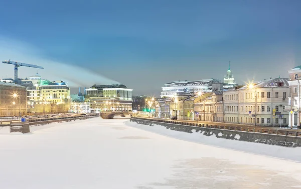 冰封, 覆盖着雪, 莫斯科河 — 图库照片