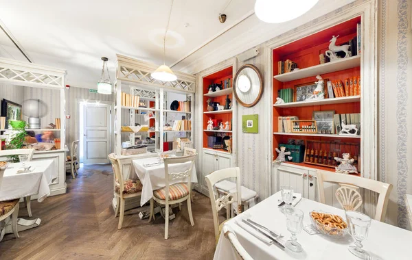 MOSCÚ - AGOSTO 2014: Interior de un acogedor restaurante "MARI VANNA" estilizado como un apartamento retro ruso y soviético — Foto de Stock