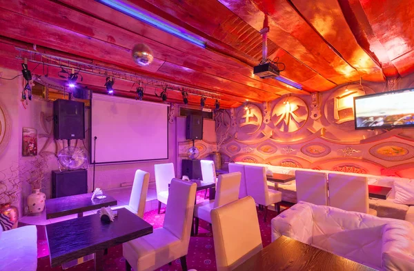 Moskau - August 2014: Deluxe-Karaoke-Bar im Interieur - "Vinyl". Zimmer im asiatischen Stil mit Fernseher und weißen Ledermöbeln eingerichtet — Stockfoto