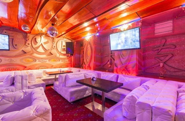 MOSCÚ - AGOSTO 2014: Deluxe bar de karaoke interior - "VINYL". Habitación decorada en estilo asiático con TV y muebles de cuero blanco — Foto de Stock