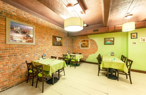 MOSCÚ - AGOSTO 2014: Interior de la red de restaurantes baratos de cocina italiana - "DA PINO". La sala del loft decorado con estilo —  Fotos de Stock