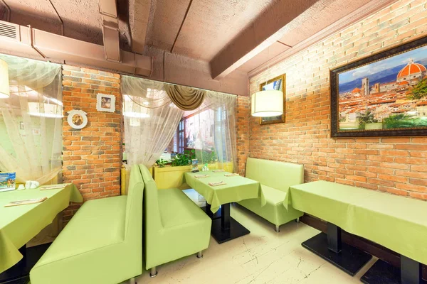 MOSCOW - AUGUST 2014: Interiorul rețelei restaurant ieftin din bucătăria italiană - "DA PINO". Sala mansarda decorată în stil — Fotografie, imagine de stoc