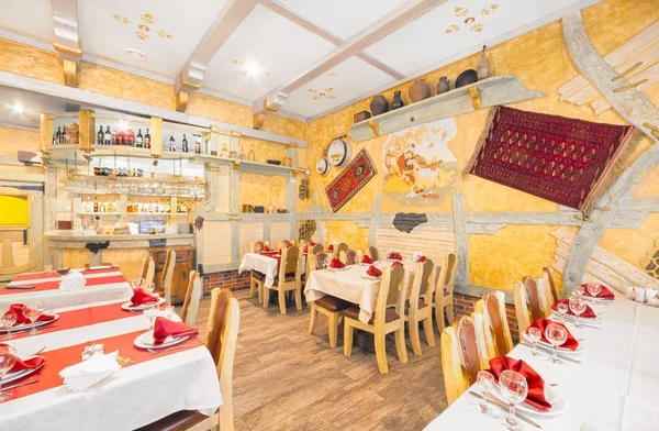 MOSCÚ - AGOSTO 2014: Interior del restaurante "RIO GRANDE". Salón de color amarillo, decorado en estilo campesino con muebles de madera —  Fotos de Stock