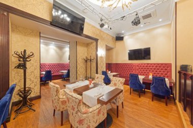 Moskova - Eylül 2014: Na Medovoy bar cafe ızgara iç. Tablolar ve bir köşe kanepe ile küçük bir oda