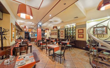 Moskova - Eylül 2014: Na Medovoy bar cafe ızgara iç. Ziyaretçiler için tablolarla büyük Salonu.