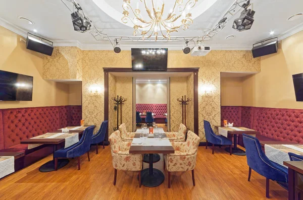 Moskau - September 2014: das Innere des Café Grill Bar na medovoy. ein kleiner Raum mit Tischen und Ecksofa — Stockfoto