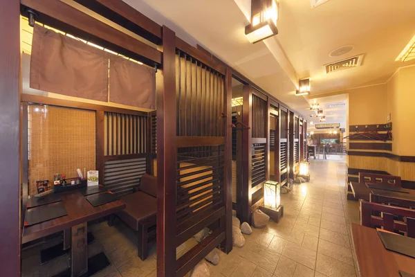 MOSCÚ - SEPTIEMBRE 2014: Interior de un lujoso café moderno "GIN-NO TAKI" con cocina japonesa. La sala con cabinas cerradas separadas en el estilo tradicional japonés —  Fotos de Stock