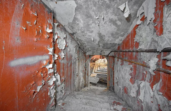 Descendant Escalier Béton Dans Abri Bombes Abandonné Avec Une Peinture — Photo