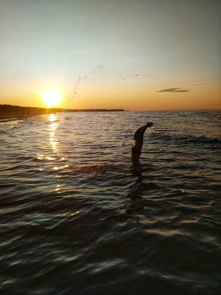 Muchacha Sobre Ocaso Mar Tarde Playa Rocío Mar —  Fotos de Stock