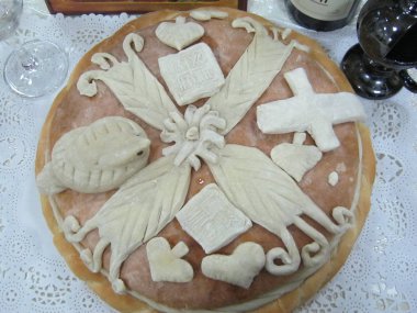 Kraliyet tacı gibi ev yapımı ekmek. , 