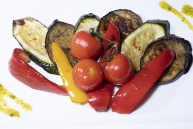 Beyaz arka planda ızgara sebzeler.