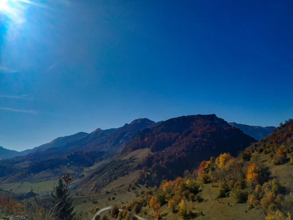 Aire fresco y sol en un hermoso día de cielo azul en la naturaleza en las montañas vista de las colinas en el otoño colorido otoño mientras camina en la naturaleza — Foto de Stock