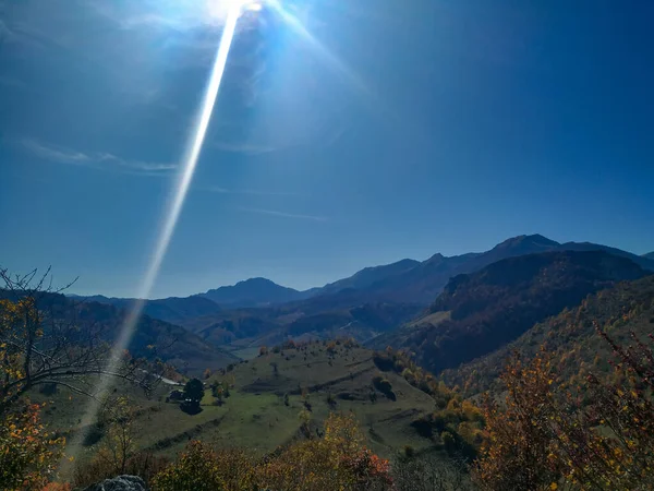 Al aire libre hermosa vista del sol que cae en las montañas, colinas, prados y campos en otoño día de otoño en colorida naturaleza relajante en un viaje de senderismo en aire fresco y saludable para nuevas experiencias — Foto de Stock