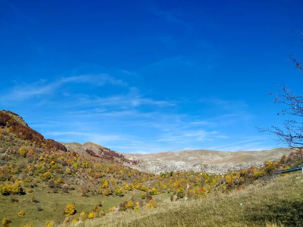 Atemberaubende natürliche Tapete Hintergrundbild von grünem Gras Wiese und Hügel auf einem schönen blauen Himmel sonnigen Herbst bunte Natur Tag beim Entspannen beim Wandern — Stockfoto