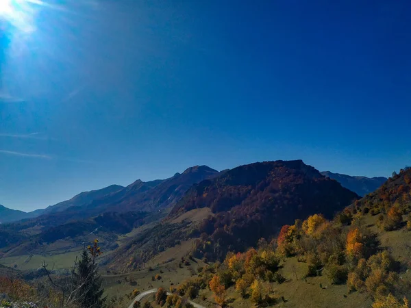 Ar fresco e luz do sol em um belo dia céu azul na natureza na vista das montanhas das colinas no outono colorido cair enquanto caminha na natureza — Fotografia de Stock