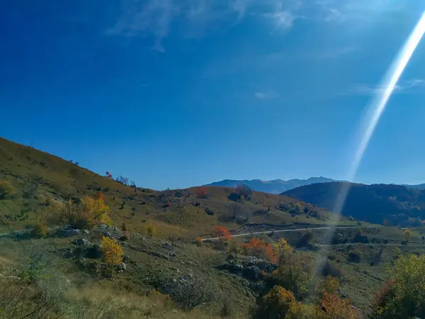 Grüne Wiesen mit bunter Natur im herbstlichen blauen Himmel Tag mit Sonnenschein beim Wandern in den Berghügeln in der ruhigen Outdoor-Umgebung — Stockfoto