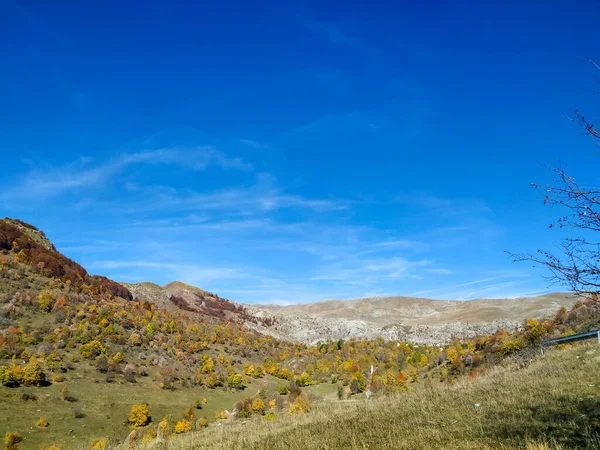 Respiração natural wallpaper fundo vista de verde grama prado e colinas em um belo céu azul ensolarado outono colorido natureza dia enquanto relaxa durante a caminhada — Fotografia de Stock