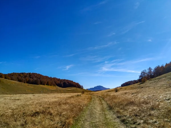 Ländliche Landschaft auf einem einsamen Berg an einem schönen Herbsttag mit klarem Himmel zum Wandern und Radfahren im Freien — Stockfoto
