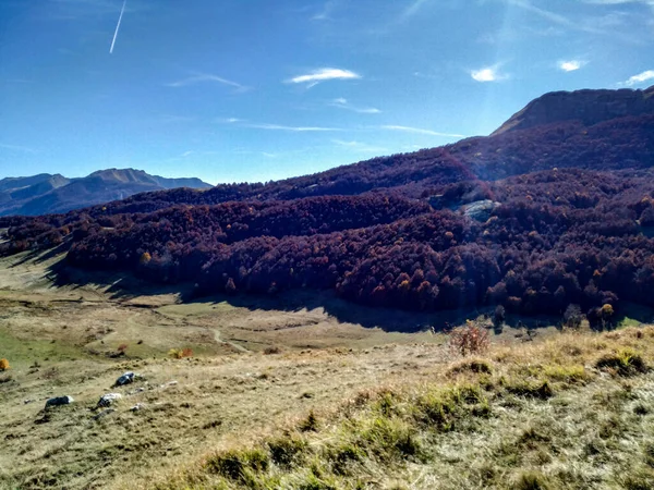 Vue sereine de la nature paisible dans un environnement rural de montagne lointain, se sentant la liberté dans le désert de l'environnement majestueux — Photo